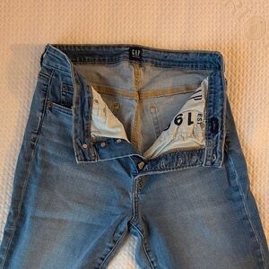 GAP Women’s Curvy True Skinny Light Blue Straight Leg Jeans